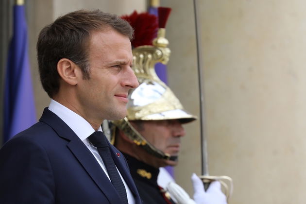 Emmanuel Macron attend l'arrivée du président de l'Azerbaïdjan à l'Elsyée, le 20 juillet 2018