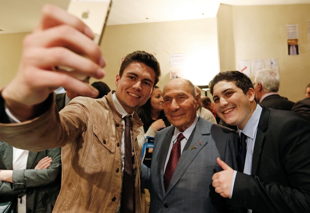 L'industriel Serge Dassault, photographié avec des partisans le 13 mars 2014 à Corbeil-Essonnes