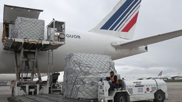 Capture d'écran d'une vidéo transmise par la compagnie aérienne Air France, le 29 mars 2020, montrant une cargaison de masques médicaux en provenance de Chine débarquée d'un Boeing 777 à l'aéroport de Roissy-Charles-De-Gaulle