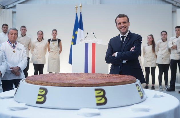 Le président Emmanuel Macron devant la galette des rois lors d'une cérémonie à l'Elysée, le 11 janvier 2019 