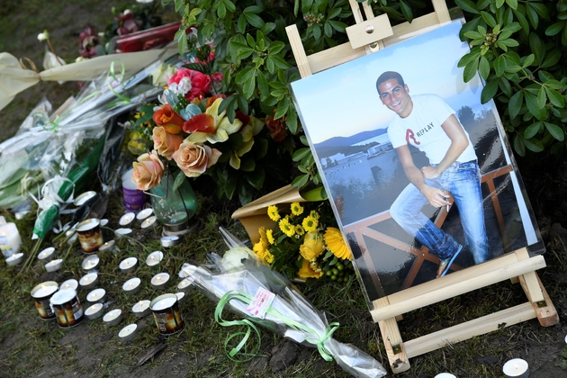 Des fleurs et des bougies près d'une photo d'Ilan Halimi, le 13 février 2019 à Sainte-Geneviève-des-Bois, dans l'Essonne