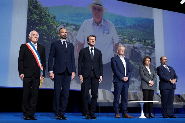 Alain Reichardt, maire par intérim de Signes, Edouard Philippe et François Baroin lors d'un hommage à Jean-Mathieu Michel, le 21 novembre 2019 au congrès des maires à Paris