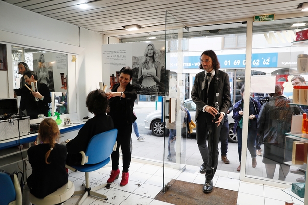 Le mathématicien français Cédric Villani, le 12 mai 2017 dans un salon de coiffure d'Orsay, en banlieue parisienne