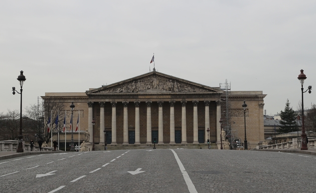 Le pont de la Concorde menant à l'Assemblée nationale désert, le 17 mars 2020 à Paris