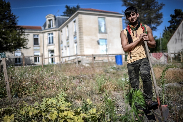 Ahmadzi Gul, réfugié afghan de 19 ans, pose dans le potager du centre de Forges-les-Bains, avant de boucler ses valises pour son transfert vers un autre lieu d'accueil en France  