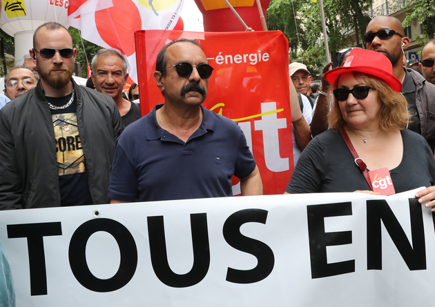 9_26_mai_martinez_polo_et_lunettes_de_soleil_manif.jpg