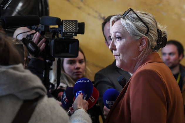 La présidente du RN Marine Le Pen fait une déclaration aux médias avant une session à l'Assemblée nationale sur les retraites, le 19 février 2020 à Paris