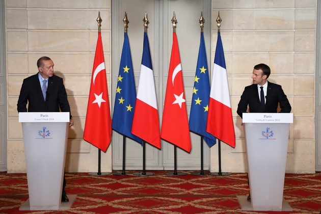 Le président français Emmanuel Macron (D) et son homologue turc Recep Tayyip Erdogan lors d'une conférence de presse conjointe, le 5 janvier 2018 à Paris  
