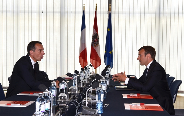 Le chancelier autrichien Christian Kern (à gauche) et le président français Emmanuel Macron lors d'une réunion à Salzbourg, en Autriche, le 23 août 2017
