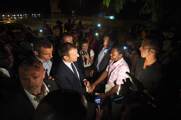 Le président Emmanuel Macron parle aux habitants du quartier de Cogneau Lamirande, à Matoury en Guyane, le 27 octobre 2017