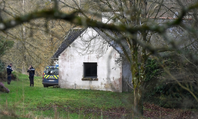 Des gendarmes inspectent la proprieté de Richard Ferrand le 9 février 2019 à Motreff (Finistère) après une tentative d'incendie 