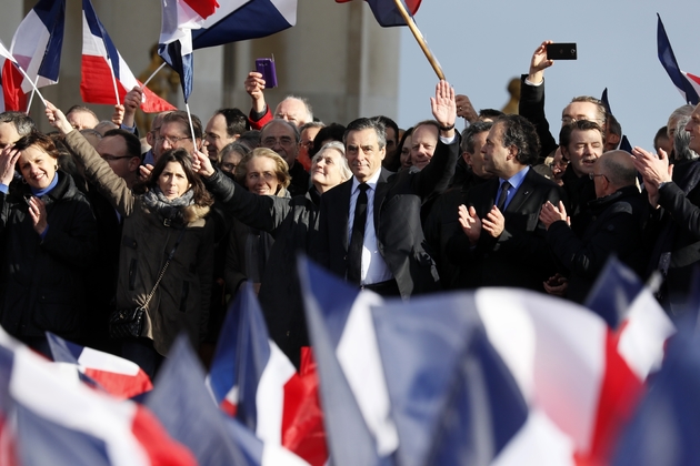 Francois Fillon au milieu de ses partisans le 5 mars 2017 sur l'esplanade du Trocadéro  à Paris