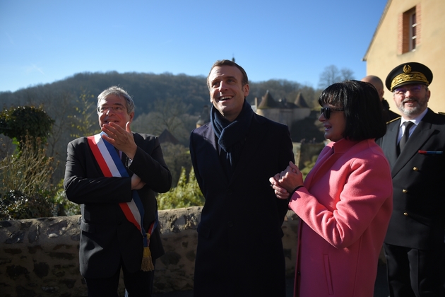 Emmanuel Macron accueilli par le maire de Gargilesse-Dampierre, dans l'Indre, avant d'échanger avec des maires et des entrepreneurs, le 14 février 2019 