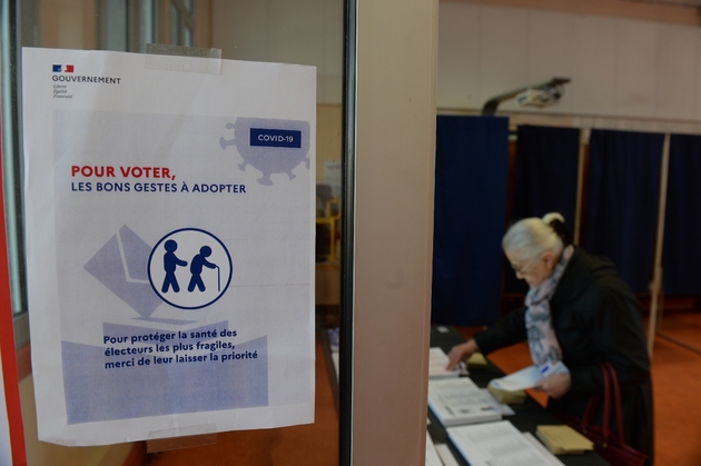 Une votante lors du premier tour des élections municipales, le 15 mars 2020 à Bordeaux 