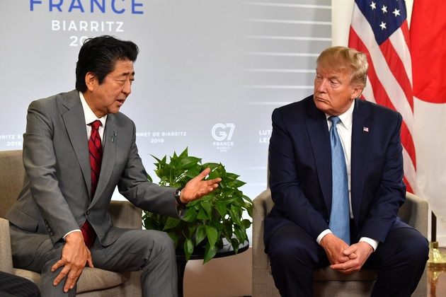 Le Premier ministre japonais Shinzo Abe (g) et le président américain Donald Trump lors d'une rencontre au sommet du G7, le 25 août 2019 à Biarritz, dans le sud-ouest de la France