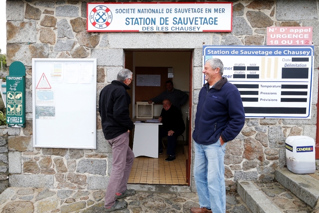 Les premiers électeurs sortent du bureau de vote de Chausey, le 7 mai 2017