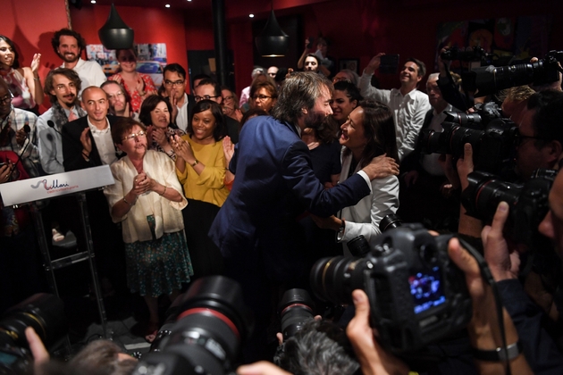 Le député Cédric Villani (c) est applaudi après l'annonce de sa candidature à la prochaine élection du maire de Paris, le 4 septembre 2019 à Paris