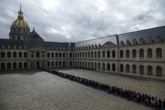 Des gens attendent aux Invalides pour dire un  dernier adieu à l'ancien président Jacques Chirac, le 29 septembre 2019 à Paris