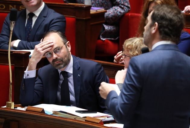 Le Premier ministre Edouard Philippe (g) regarde le ministre de l'Intérieur Christophe Castaner (d) lors d'une session des questions au gouvernement, le 5 mars 2019 à l'Assemblée nationale, à Paris