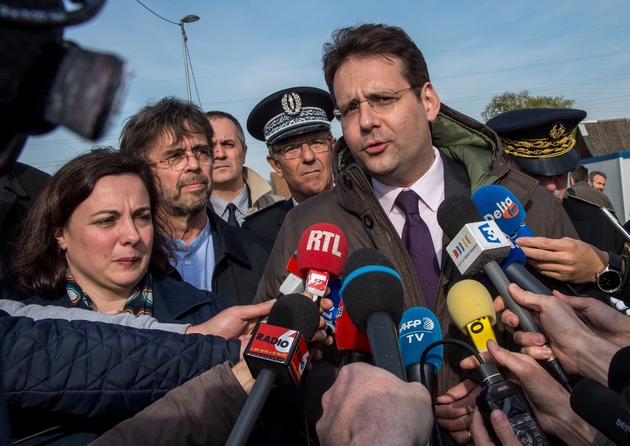 Les ministres de l'Intérieur et du Logement, Matthias Fekl (D) et Emmanuelle Cosse, au chevet des migrants de Grande-Synthe après l'incendie du camp, le 11 avril 2017