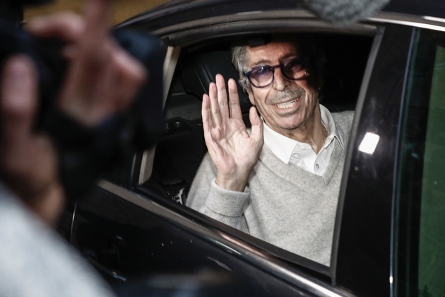 L'ancien maire de Levallois Patrick Balkany salue à sa sortie de la prison de la Santé, le 12 février 2020