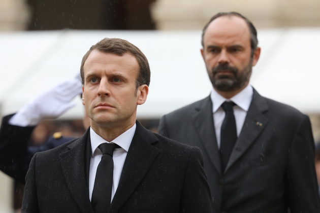 Le chef de l’État Emmanuel Macron (G) et le premier ministre Édouard Philippe, dans la cours des Invalides lors de l'hommage à Arnaud Beltramme, le 28 mars 2018