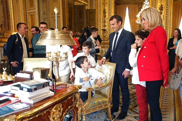 Le président Emmanuel Macron et son épouse Brigitte font visiter l'Elysée à de jeunes autistes, le 6 juillet 2017
