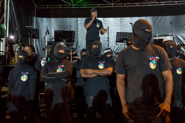 Des hommes masqués assurent le service d'ordre d'un meeting près de Cayenne, en Guyane française le 25 mars 2017