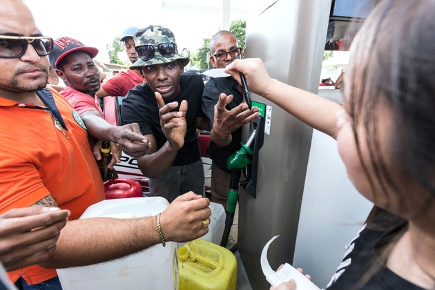 Des Guyanais reçoivent, le 26 mars 2017 à Cayenne,  des coupons de distribution d'essence dans une station à court de carburant à la veille d'une grève générale en Guyane 