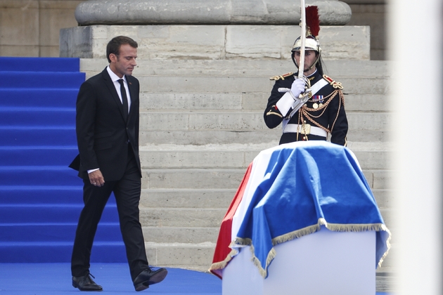 Emmanuel Macron devant le cercueil de Simone Veil avant son entrée avec son mari au Panthéon, à Paris le 1er juillet 2018