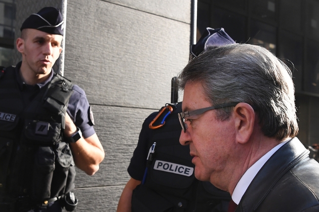 Jean-Luc Mélenchon (d), leader de la France Insoumise, entre dans les locaux de la police anticorruption, le 18 octobre 2018 à Nanterre