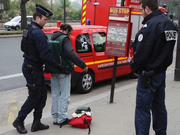 La police fouille un activiste de Greenpeace qui a affiché la devise 