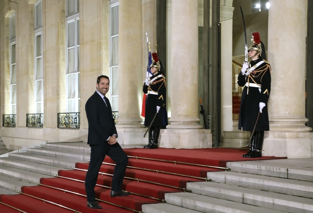 Christophe Castaner, secrétaire d'Etat aux Relations avec le Parlement, souriant sur les marches de l'Elysée, le 22 novembre 2017