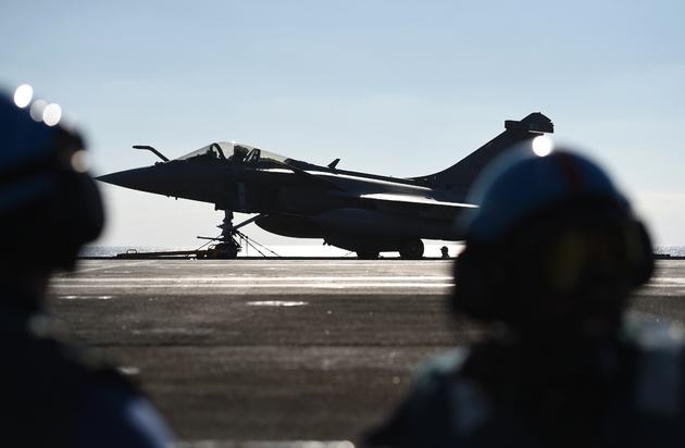 Un Rafale au décollage depuis le porte-avions Charles de Gaulle le 9 décembre 2016 en Méditerrannée