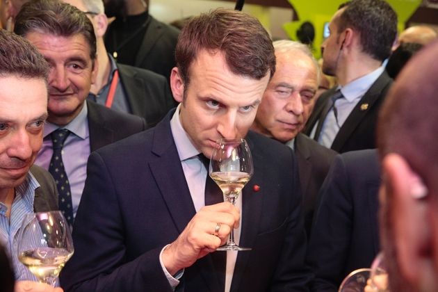 Emmanuel Macron goûte un vin blanc au salon de l'agriculture à Paris, le 1er mars 2017