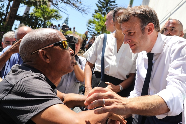 Emmanuel Macron lors d'une visite dans un quartier populaire de Saint-Denis de la Réunion, le 24 octobre 2019