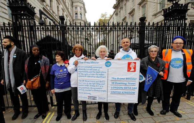 Manifestation de citoyens européens résidant au Royaume-Uni et de Britanniques installés dans des pays de l'UE qui ont formé une chaîne humaine devant Downing Street, à Londres le 5 novembre 2018