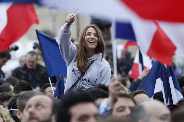 Des sympathisants d'Emmanuel Macron, le 7 mai 2017 à Paris