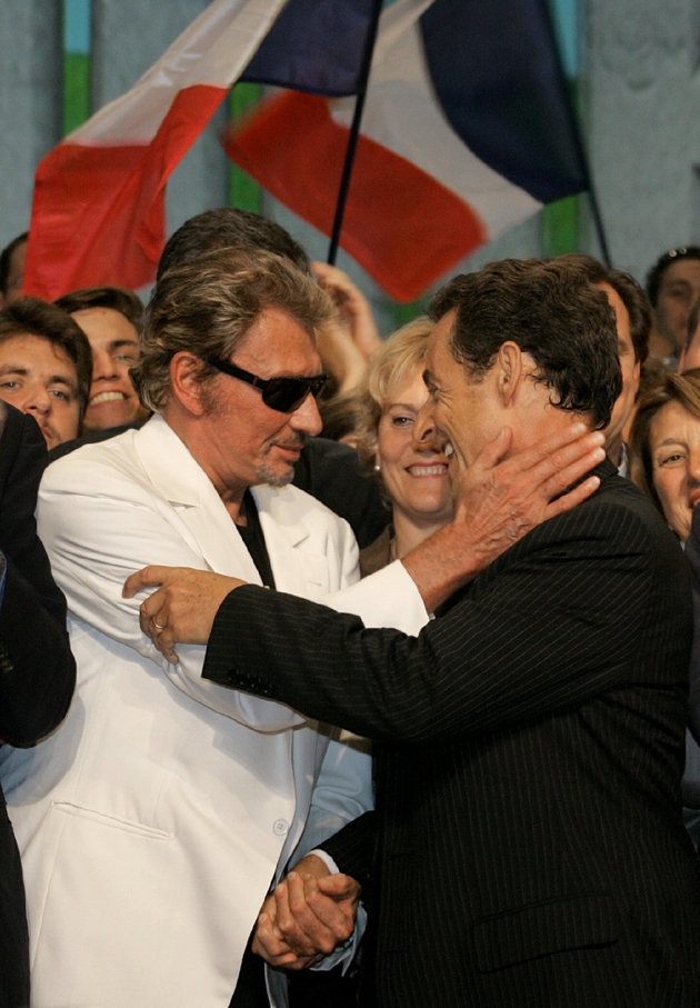Nicolas Sarkozy, alors ministre de l'Intérieur, félicité par Johnny Hallyday après son discours au congrès de l'UMP à Marseille le 3 septembre 2006