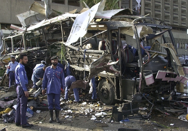 Le 8 mai 2002, photo du site de l'attentat au cours duquel une voiture piégée précipitée contre un bus transportant des salariés de la Direction des chantiers navals (DCN) avait explosé devant l'hôtel Sheraton à Karachi