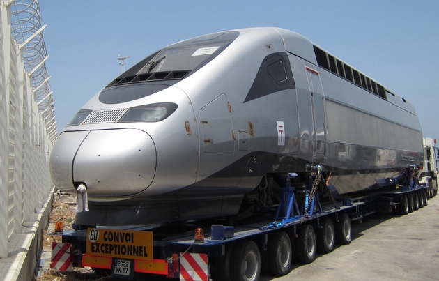 Une rame du futur train à grande vitesse marocain dans le port de Tanger, le 30 juin 2015