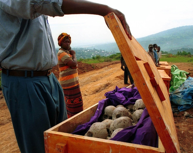Le 5 avril 2000 à Nyamirambo, près de Kigali (capitale du Rwanda), crânes et ossements humains déterrés d'un charnier