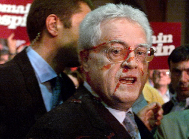Le 17 avril 2002, à Rennes pour son dernier meeting de la campagne présidentielle, le Premier ministre-candidat Lionel Jospin est aspergé de ketchup lancé par deux jeunes mineurs.