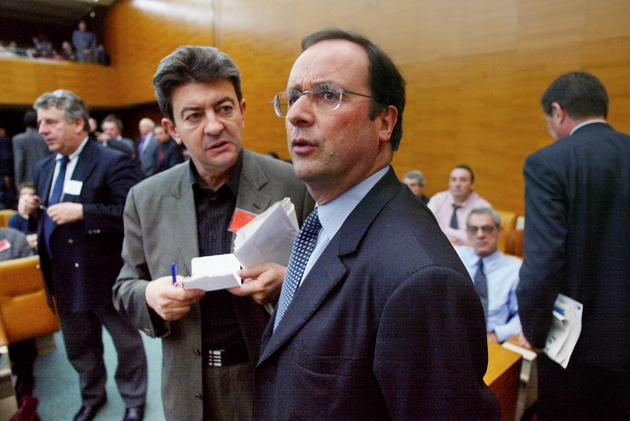 Le président François Hollande, alors Premier secrétaire du PS (d) et le candidat de La France insoumise à la présidentielle, Jean-Luc Mélenchon, alors ministre de l'Enseignement professionnel sortant, à l'Assemblée le 7 mai 2002