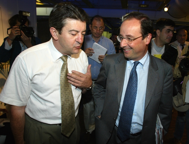 François Hollande, alors Premier secrétaire du Parti socialiste, écoute Jean-Luc Mélenchon, ancien ministre de l'Enseignement professionnel, le 29 juin 2002 à Paris