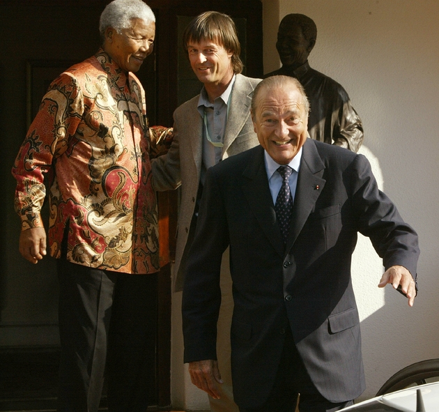 Nicolas Hulot, présentateur de l'émission Ushuaïa, en compagnie du président français Jacques Chirac et de Nelson Mandela, à Johannesbourg, le 02 septembre 2002