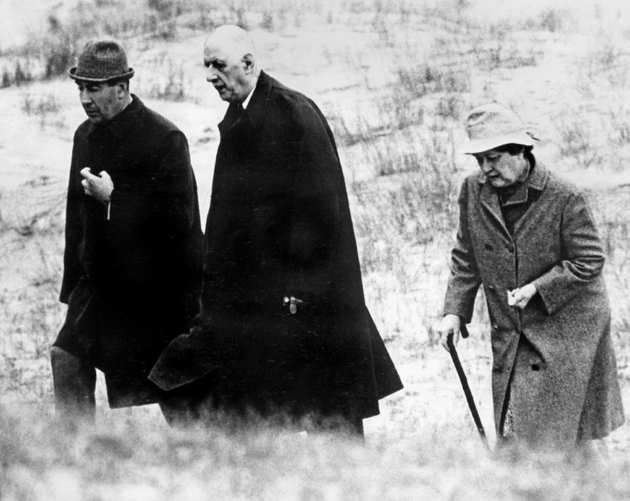 Le général de Gaulle, son épouse Yvonne et son aide de camp, le capitaine Le Flohic, le 14 mai 1969 sur une plage près de Derrynane House, en Irlande