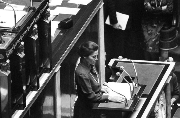 Simone Veil, ministre de la Santé du gouvernement de Valéry Giscard d'Estaing,  demande la légalisation de l'avortement à la tribune de l'Assemblée nationale, le 26 novembre 1974 à Paris