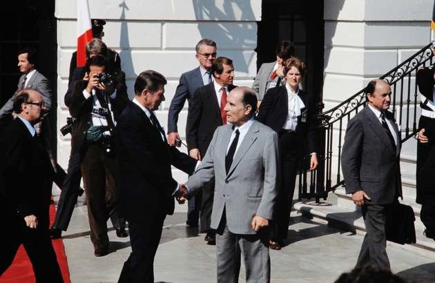 Le nouveau président socialiste de la France, François Mitterrand, est reçu en grande pompe par le conservateur Ronald Reagan, le 12 mars 1982