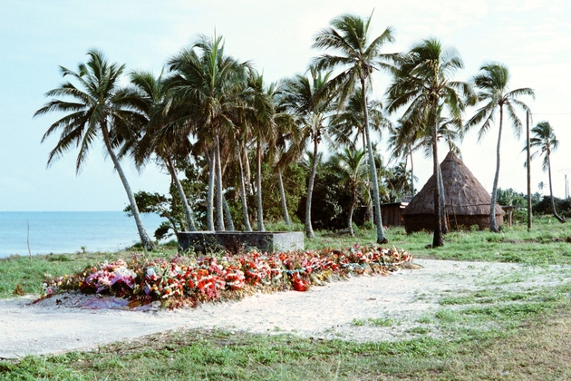 La tombe des 19 militants indépendantistes, le 11 juin 1988, tués dans l'assaut de la grotte de Gossanah, le 5 mai 1988, à Ouvéa, en Nouvelle-Calédonie